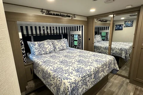 Pristine 2025 Grand Design Reflection 337 Fifth Wheel
