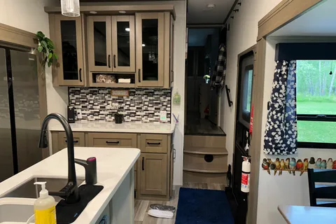 Pristine 2025 Grand Design Reflection 337 Fifth Wheel
