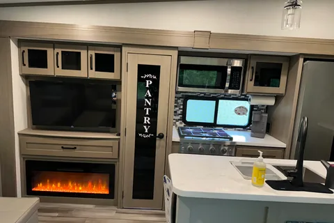 Pristine 2025 Grand Design Reflection 337 Fifth Wheel
