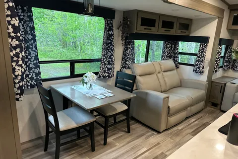 Pristine 2025 Grand Design Reflection 337 Fifth Wheel