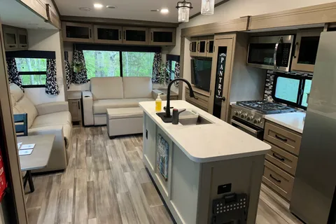 Pristine 2025 Grand Design Reflection 337 Fifth Wheel