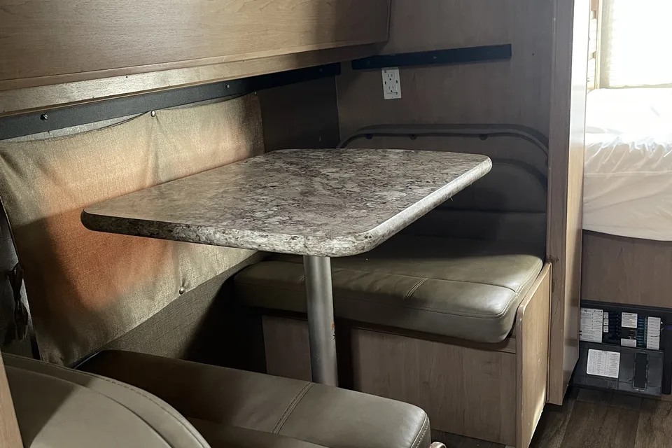 [30] Stress Free RVs - 2018 Class C - Chateau - Sleeps 10