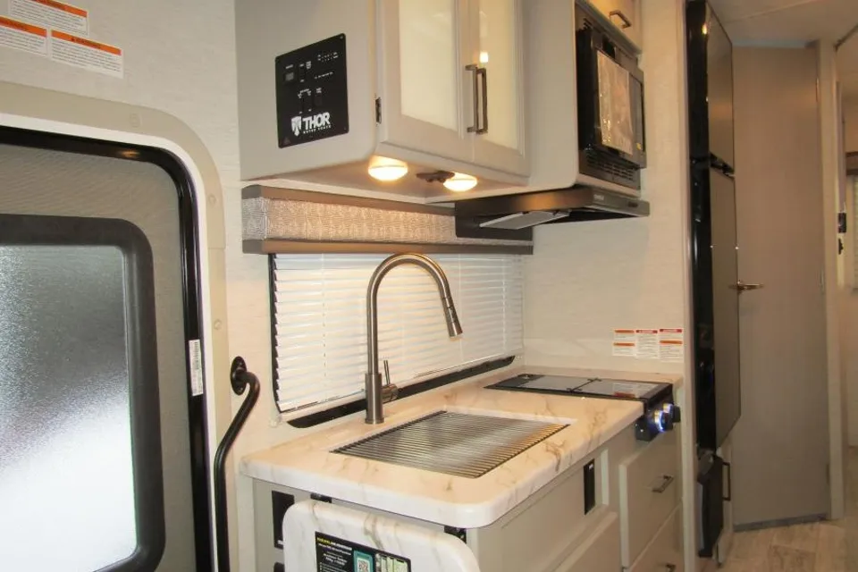 Like-New Thor Motor Coach ESpec Chateau 22Z Class C - GLG02