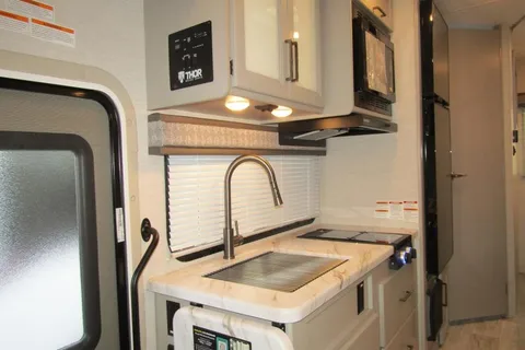 Like-New Thor Motor Coach ESpec Chateau 22Z Class C - GLG02