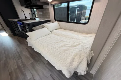 Family Coachmen Apex 300BHS Travel Trailer