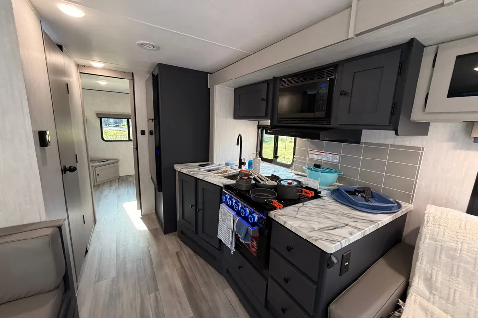 Family Coachmen Apex 300BHS Travel Trailer