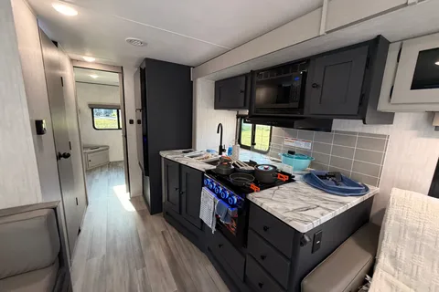 Family Coachmen Apex 300BHS Travel Trailer