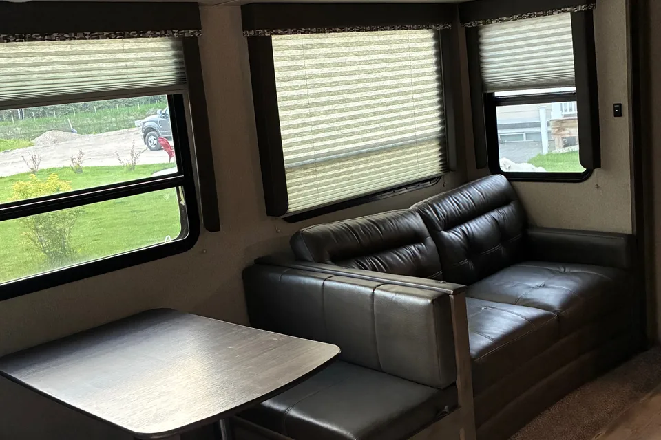 32BHFW Keystone Sprinter  Fifth Wheel