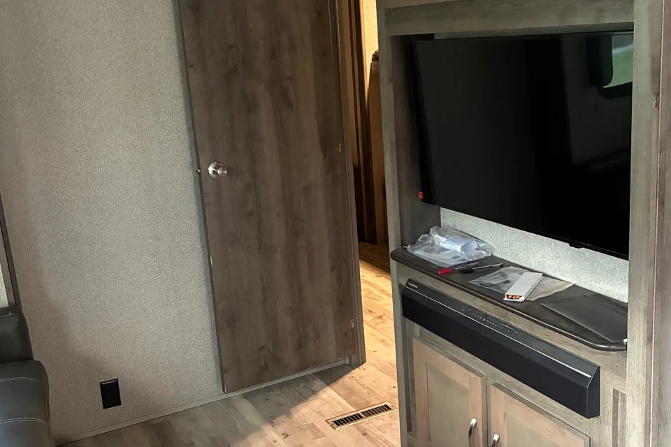32BHFW Keystone Sprinter  Fifth Wheel