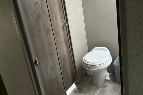 32BHFW Keystone Sprinter  Fifth Wheel