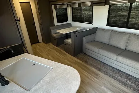 The Robinson's Cruiser RV MPG 2800QB Travel Trailer