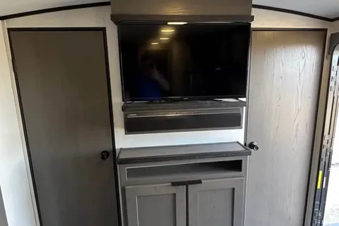 The Robinson's Cruiser RV MPG 2800QB Travel Trailer