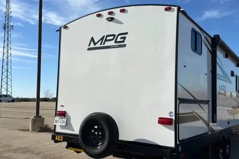 The Robinson's Cruiser RV MPG 2800QB Travel Trailer