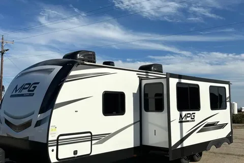 The Robinson's Cruiser RV MPG 2800QB Travel Trailer
