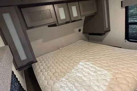 The Robinson's Cruiser RV MPG 2800QB Travel Trailer