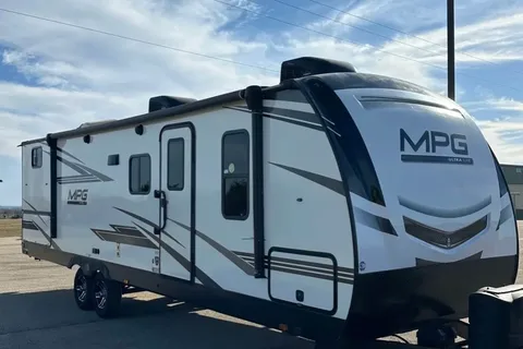 The Robinson's Cruiser RV MPG 2800QB Travel Trailer