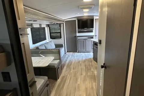 The Robinson's Cruiser RV MPG 2800QB Travel Trailer