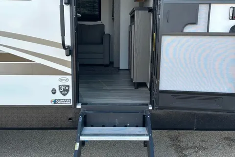The Robinson's Cruiser RV MPG 2800QB Travel Trailer
