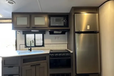 The Robinson's Cruiser RV MPG 2800QB Travel Trailer