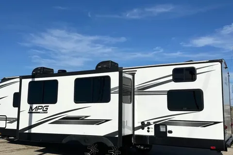 The Robinson's Cruiser RV MPG 2800QB Travel Trailer