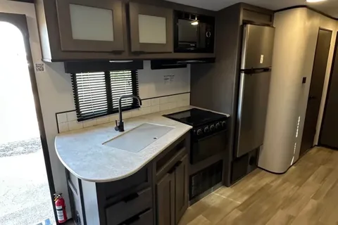 The Robinson's Cruiser RV MPG 2800QB Travel Trailer