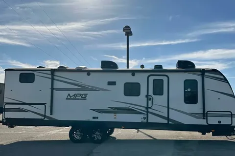The Robinson's Cruiser RV MPG 2800QB Travel Trailer