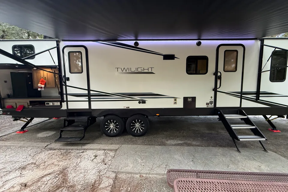 Carson's Cruiser RV Twilight Signature Travel Trailer