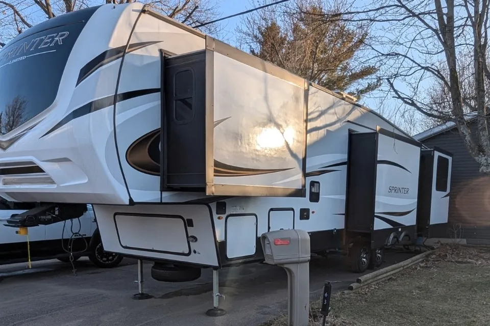 Goochy Glamper RV