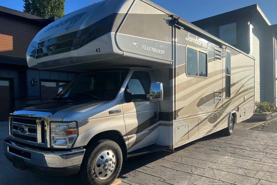 Sunny’s Fleetwood Jamboree GT | Family-Friendly | Sleeps 6 | Easy to Drive