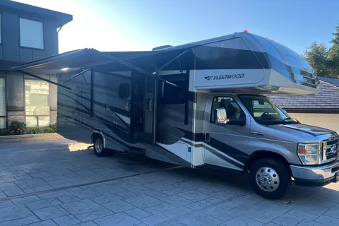 Sunny’s Fleetwood Jamboree GT | Family-Friendly | Sleeps 6 | Easy to Drive