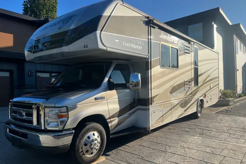 Sunny’s Fleetwood Jamboree GT | Family-Friendly | Sleeps 6 | Easy to Drive