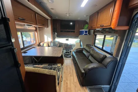 Sunny’s Fleetwood Jamboree GT | Family-Friendly | Sleeps 6 | Easy to Drive