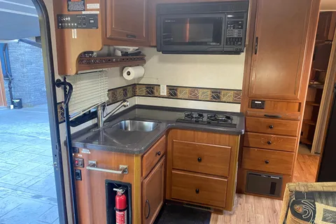 Sunny’s Fleetwood Jamboree GT | Family-Friendly | Sleeps 6 | Easy to Drive