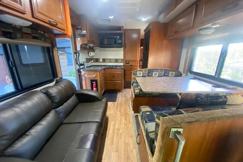 Sunny’s Fleetwood Jamboree GT | Family-Friendly | Sleeps 6 | Easy to Drive