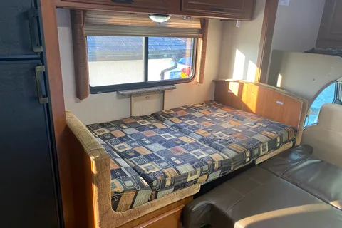 Sunny’s Fleetwood Jamboree GT | Family-Friendly | Sleeps 6 | Easy to Drive