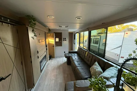 THE VIEW - a family-friendly trailer (even for toddlers) with panoramic windows