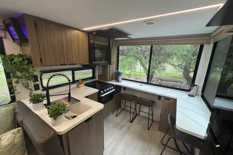 THE VIEW - a family-friendly trailer (even for toddlers) with panoramic windows