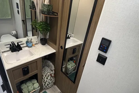 THE VIEW - a family-friendly trailer (even for toddlers) with panoramic windows