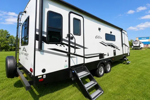 Fireside's "Far Lux" 2021 East to West 33' Alta 2850KRL