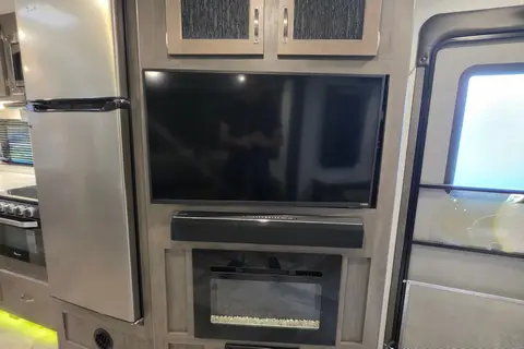 Fireside's "Far Lux" 2021 East to West 33' Alta 2850KRL