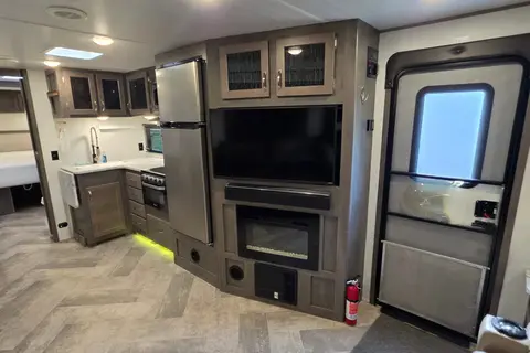 Fireside's "Far Lux" 2021 East to West 33' Alta 2850KRL