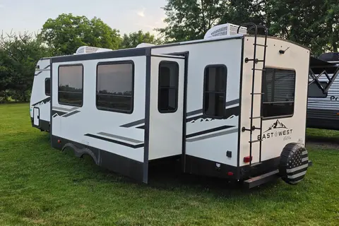 Fireside's "Far Lux" 2021 East to West 33' Alta 2850KRL