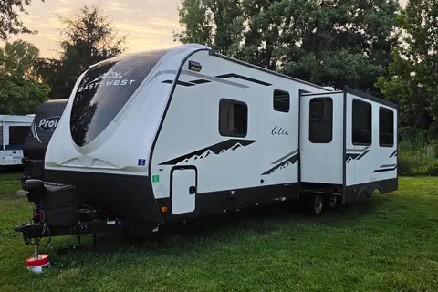 Fireside's "Far Lux" 2021 East to West 33' Alta 2850KRL