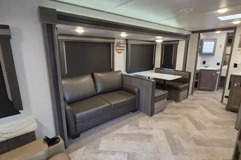 Fireside's "Far Lux" 2021 East to West 33' Alta 2850KRL
