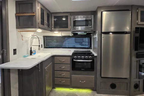 Fireside's "Far Lux" 2021 East to West 33' Alta 2850KRL