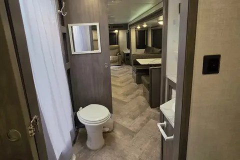 Fireside's "Far Lux" 2021 East to West 33' Alta 2850KRL