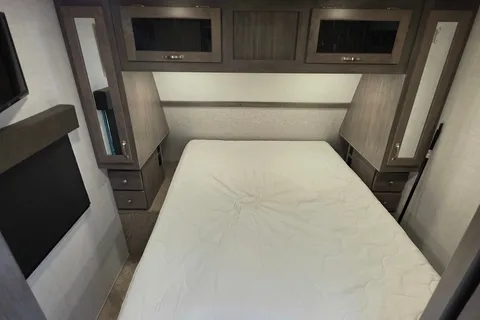 Fireside's "Far Lux" 2021 East to West 33' Alta 2850KRL