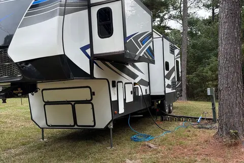 Glampers Only Fuzion 373 Toy Hauler