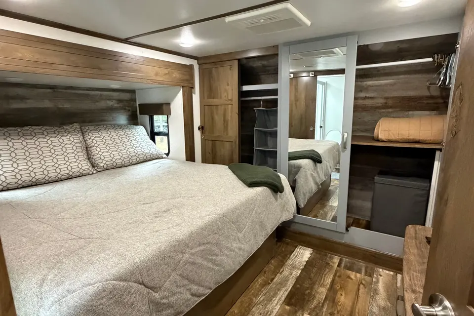 Glampers Only Fuzion 373 Toy Hauler