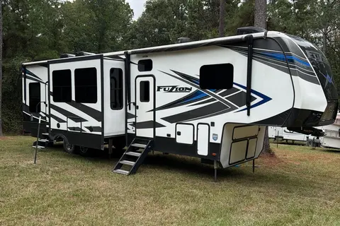 Glampers Only Fuzion 373 Toy Hauler